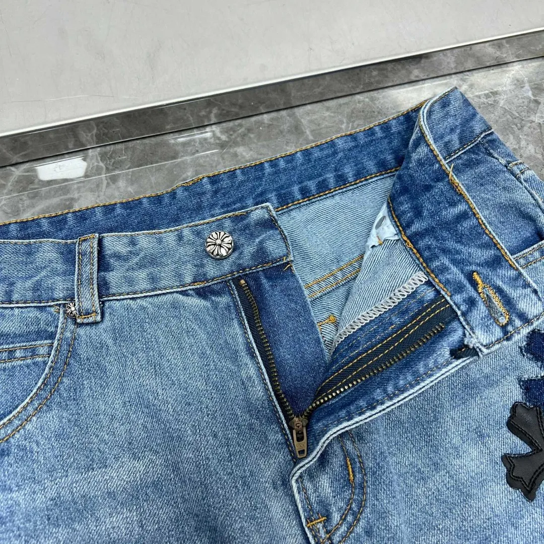 P296 Chrome Hearts🌸Jeans series🌸 🌈Classic version series🌈Cross leather mark silver washed style Exclusive custom weaving and dyeing 100% pure cotton high weight denim fabric High-tech washing! After the pants are finished, do heavy enzyme stone washing and rinsing! ✨Heavy leather embroidery➕Heavy hand sewing, washing and polishing✨Original hardware mold opening! Carrying various craft elements, it is suitable for all kinds of outfits and can be worn in all seasons. 🌈Recommended color: fixed-dyed denim blue🌈Code numbers: S, M, L, XL